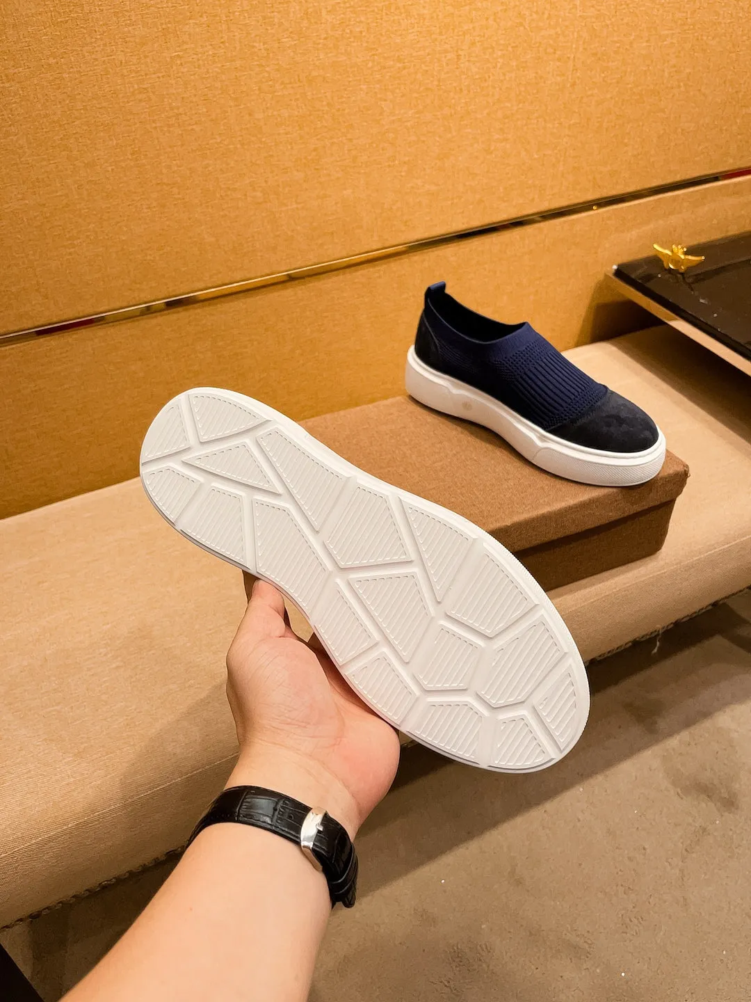 Men's shoes💰 400💰🔥【Dior】🔥Men's high-end brand of shoes official website 1:1 latest masterpiece: the upper is made of Italian imported first-layer cowhide with a comfortable and breathable lining➕original non-slip and wear-resistant outsole🔥, making walking more convenient and comfortable! An exclusive new model, a stunning work, a beautiful 1:1 replica [color] compared to the official quality! Create a fashionable personality to set off your uniqueness! A must-have for trendy men! Classic 🔥Size: 38-44 Color: 🔥 3⃣️colors available🔥
